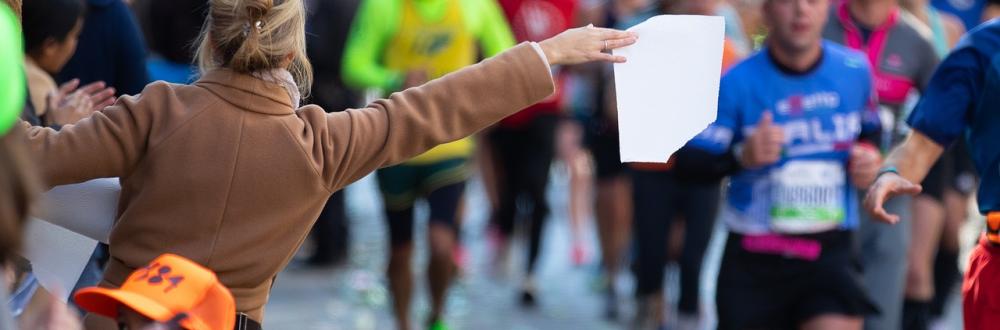 Streckenposte bei einem Marathon