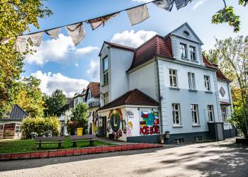Blick auf das Jugendzentrum und das Außengelände