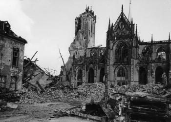 Der nach dem Krieg fast völlig zerstörte Willibrordi-Dom (Südseite)
