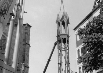 Montage des Dachreiters am Willibrordi-Dom am 20. Oktober 1994