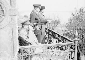 Churchill, Eisenhower und Montgomery an der Gaststätte „Wacht am Rhein“, 25. März 1945