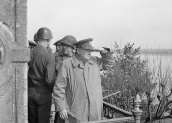 Churchill blickt über den Rhein