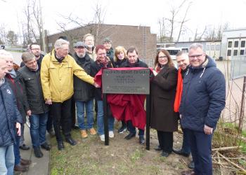 Am Dienstag, 3. März 2020, enthüllte Bürgermeisterin Ulrike Westkamp gemeinsam mit Vertreterinnen und Vertretern des Rates, der Firma Hülskens und der Stadtverwaltung ein neues Brückenschild an der Friedrich-Ebert-Brücke. 