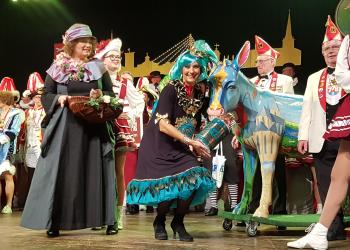 Verkleidete Karnevalisten mit bunter Eselsfigur