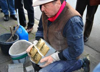 Gunter Demnig mit den ersten in Wesel verlegten Stolpersteinen