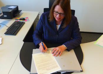 Bürgermeisterin Ulrike Westkamp unterzeichnet die Charta der Vielfalt
