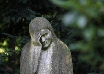 Die „Trauernde Vesalia“ von Eva Brinkman auf dem Friedhof an der Caspar-Baur-Straße (2012)