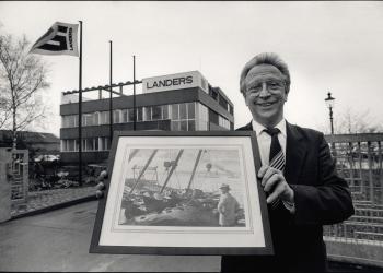 Siegfried Landers auf seinem Firmengelände am Lippeglacis mit einer alten Aufnahme der Römerward 