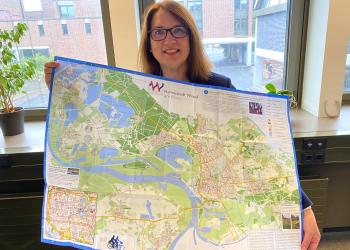Bürgermeisterin Ulrike Westkamp stellt den neuen Fahrrad-Stadtplan vor