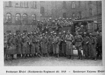 Offiziere und Mannschaften des Freikorps Wesel (späteres Reichswehr-Regiment 62) vor der Heuberg-Kaserne (1919)
