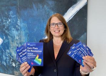 Bürgermeisterin Ulrike Westkamp zeigt die neuen Sticker