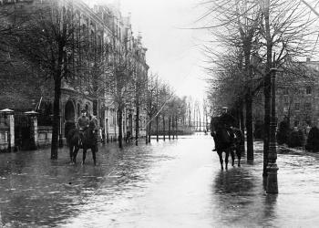 Willibrordiplatz mit berittener Polizei