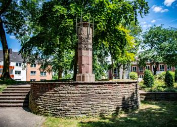 Steinsäule mit Dornenkrone aus Metall