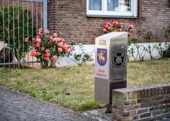 Stele aus Metall mit Gravuren