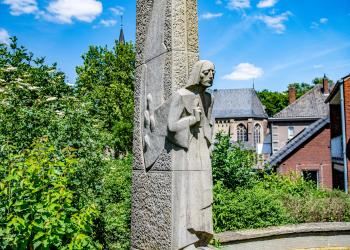 Stele aus Stein mit Engel