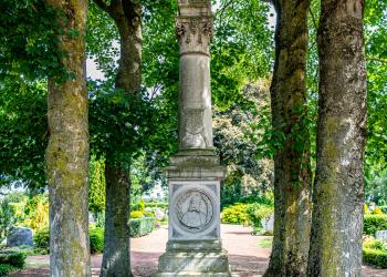 Säule mit Skulptur