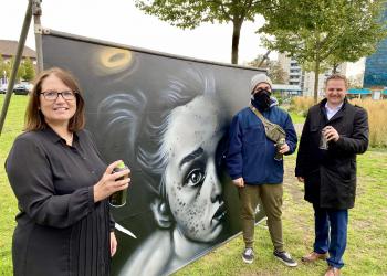 Bürgermeisterin vor Graffiti Wand