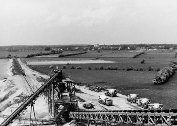 Abfertigung von LKWs; im Hintergrund Flüren (um 1970)