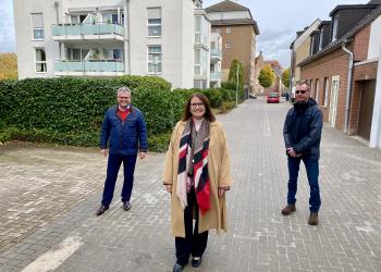 Bürgermeisterin Ulrike Westkamp zusammen mit Michael Blaess und Raimund Gödde in der Neustraße