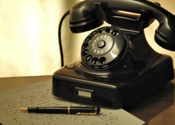Historisches schwarzes Telefon mit Wählscheibe