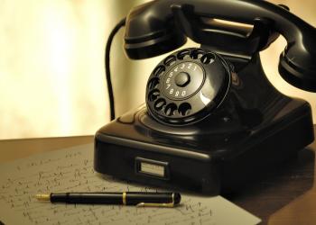 Historisches schwarzes Telefon mit Wählscheibe