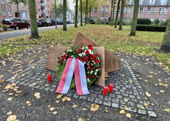 Mahnmal am Willibrordi-Dom mit Kranz