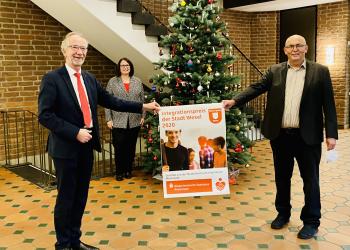 Reinhard Hoffacker (Niederrheinische Sparkasse RheinLippe), Bürgermeisterin Ulrike Westkamp und Ulrich Lütke 