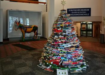 Weihnachtsbaum aus Büchern im Eingangsbereich des Centrums