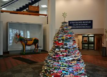Weihnachtsbaum aus Büchern im Eingangsbereich des Centrums