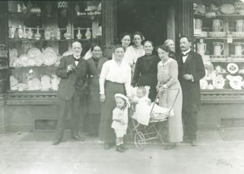 Familie van den Bruck vor ihrem Geschäft am Großen Markt