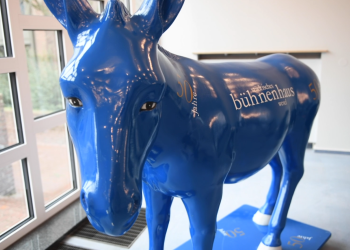 Blaue Eselfigur des Städtischen Bühnenhauses Wesel.