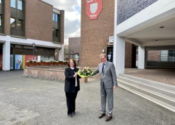 Bürgermeisterin Ulrike Westkamp und Franz Michelbrink vor dem Weseler Rathaus 