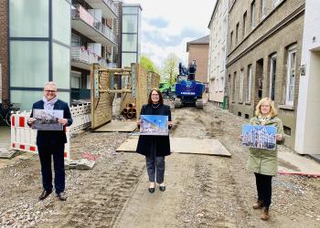 Bürgermeisterin Ulrike Westkamp (Mitte) zusammen mit Michael Blaess und Susanne Gawlik, beide Fachbereich Stadtentwicklung, in der Straße Mühlenberg. Dort arbeiten bereits Fachfirmen an der Neugestaltung der Straße.