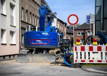 Baustelle mit Wohnungen im Hintergrund