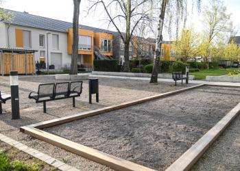 Boule Anlage mit Wohnhäusern im Hintergrund