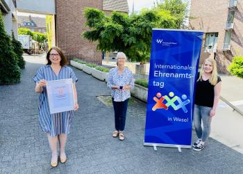 Bürgermeisterin Ulrike Westkamp, Gertrud Liman, Vorsitzende des Seniorenbeirates, sowie Kerstin Clarendahl vom Büro der Bürgermeisterin (von links) stellen gemeinsam den Ehrenamtspreis 2021 vor.