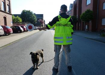 Elternlotse Kai Hübscher und Lotsenhund Joschi sichern den Schulweg an der Gemeinschaftsgrundschule Feldmark.