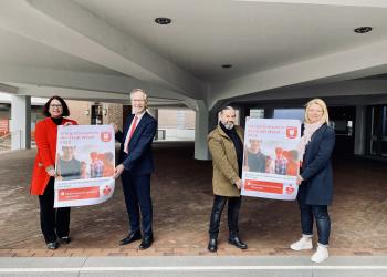 Bürgermeisterin Ulrike Westkamp (links) gemeinsam mit Rainhard Hoffacker (NISPA), Cihan Sarica (Integrationsrat der Stadt Wesel) und Claudia Wenzel (Integrationsbeauftragte)