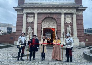 Ministerin Ina Scharrenbach (3. von links) und Bürgermeisterin Ulrike Westkamp durchtrennten gemeinsam mit Ludwig Maritzen (2. von links) von der Hanse-Gilde Wesel das symbolische rote Band vor dem Berliner Tor. Gespannt wurde das Band zwischen den Hellebarden der mittelalterlichen "Wachen" (hier gespielt von zwei Mitgliedern der Hanse-Gilde).