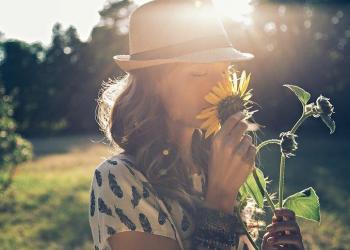 Klimaschutzpreis 2022 in Wesel: Junge Frau hält eine Sonnenblume in ihren Händen