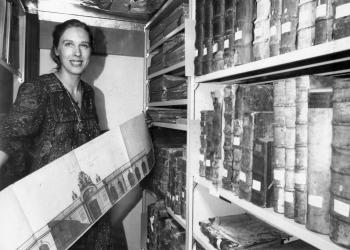 Stadtarchivleiterin Dr. Jutta Prieur kurz nach ihrem Amtsantritt in den Kellerräumen des Stadtarchivs (1982)