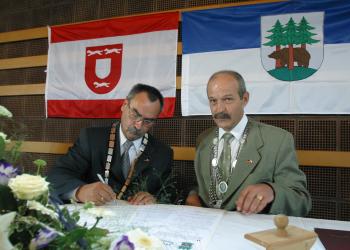 Die Unterzeichnung der Städtepartnerschaftsurkunde in Wesel (rechts Tadeusz Mordasiewicz, links Jörn Schroh) (August 2002)