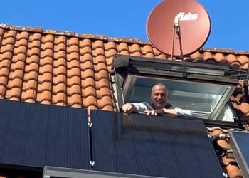 Kai Janssen, Bürger aus Wesel, präsentiert seine Stecker-Photovoltaik-Anlage