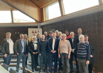 Die Stadtverwaltung tauschte sich mit Trägern und Vertreter*innen der Politik zum geplanten kommunalen Förderprogramm "Soziale Angebote" aus, unter anderem mit dabei Sozialdezernent Rainer Benien (vorne, 5. v. l.).