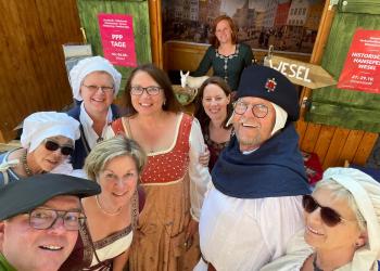 Die Weseler Delegation auf dem Hansefest in Salzwedel vor dem Stand der WeselMarketing GmbH.