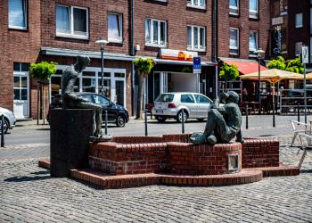 Denkmal für die Weseler Originale „Langer Heinrich“ und „Bienenkönig“ auf dem Weseler Kornmarkt (2020)