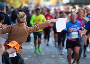 Streckenposte bei einem Marathon