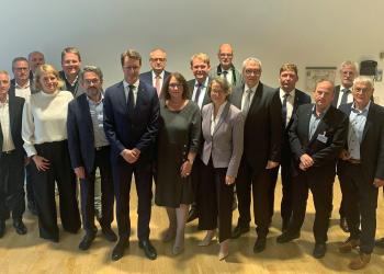 Bürgermeister*innen aus NRW gemeinsam mit Ministerpräsident Hendrik Wüst