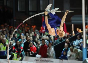 Der polnische Stabhochspringer Piotr Lisek in Aktion