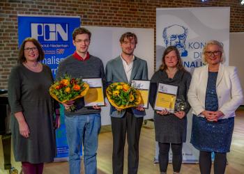Ulrike Westkamp und Sigrid Baum freuen sich mit den Preisträgern des diesjährigen Konrad-Duden-Journalistenpreis Tim Winter (3. Platz), Niclas Seydack (2.Platz)  und Anja Reumschüssel (1. Platz)
